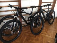 dwa rowery koloru czarnego