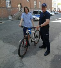 chłopiec, umundurowany policjant, rower
