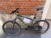 rower górski koloru czarno-zielonego