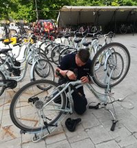 umundurowany policjant grawerujący numer na rowerze