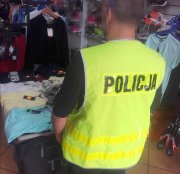 policjant w sklepie z odzieżą