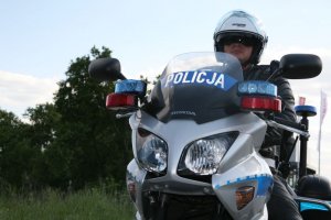 policjant na policyjnym motocyklu