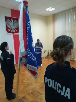 Komendant KPP Kołobrzeg, dwie policjantki podczas ślubowania w KPP Kołobrzeg
