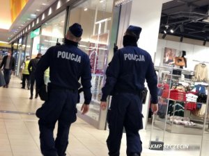 dwóch umundurowanych policjantów w galerii handlowej