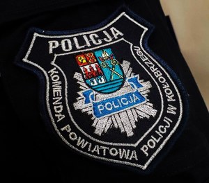 niebieska naszywka z logo Komendy Powiatowej Policji w Kołobrzegu