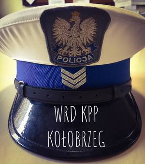napis -WRD KPP KOŁOBRZEG na czapce policjanta ruchu drogowego