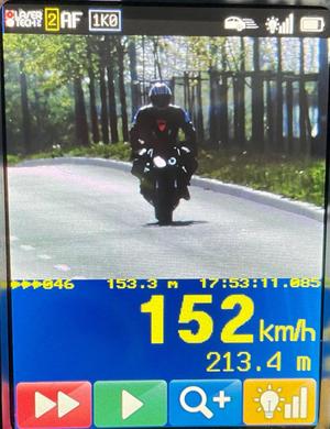 motocyklista na drodze, pod spodem jego prędkość 152km/h