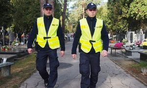 dwóch umundurowanych policjantów, ścieżka na cmentarzu