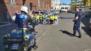 Umundurowany policjant, grupa dzieci
