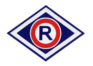 Logo ruchu drogowego, litera R na tle biało niebieskiego rombu