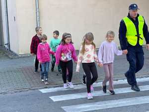 umundurowani policjanci, grupka dzieci