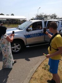 oznakowany radiowóz na festynie