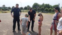umundurowani policjanci na festynie z dziećmi