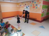 umundurowany policjant, dzieci