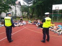 umundurowany policjant, dzieci
