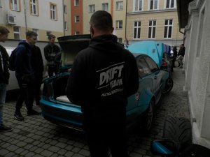organizator z drift team kołobrzeg, samochód koloru niebieskiego