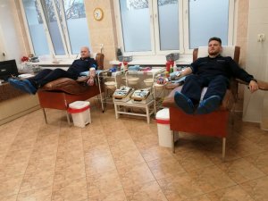 dwóch umundurowanych policjantów oddających krew