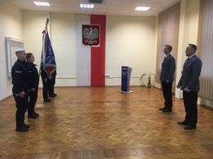 sześciu umundurowanych funkcjonariuszy podczas ślubowania w sali KPP Kołobrzeg