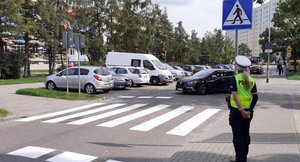 policjant ruchu drogowego przy przejściu dla pieszych