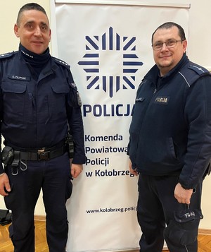 Policjanci PP Dżwirzyno na tle białej planszy z logo KPP Kołobrzeg