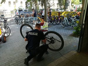 umundurowany policjant przy rowerze