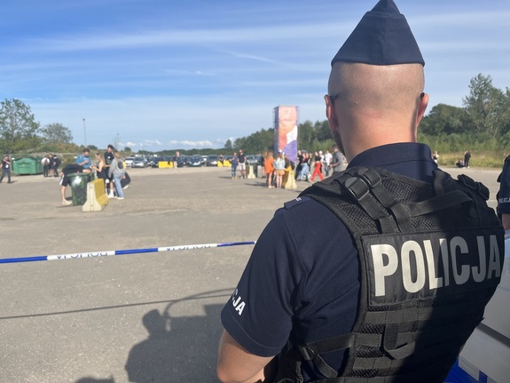 umundurowany policjant w tle płyta lotniska i ludzie