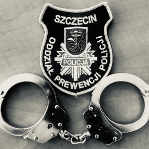 naszywka z logo OPP Szczecin i kajdanki