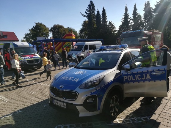 festyn szkolny z umundurowanymi policjantami
