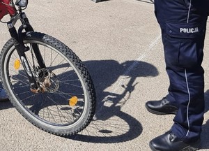 rower i umundurowany policjant
