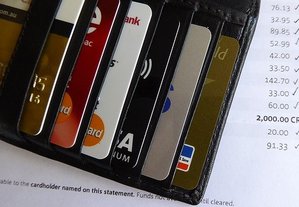 portfel z wieloma kartami kredytowymi