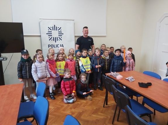 umundurowany policjant, grupka dzieci