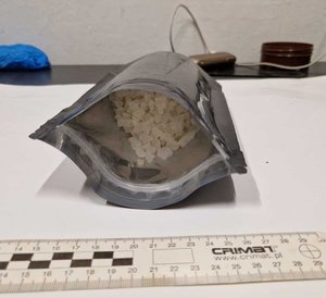 srebrna foliowa torebka z zawartością skrystalizowanej substancji