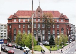 czerwony budynek Komendy Powiatowej Policji w Kołobrzegu