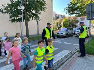 umundurowani policjanci, grupka dzieci