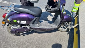 motorower elektryczny na drodze