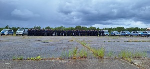 grupa umundurowanych funkcjonariuszy policji