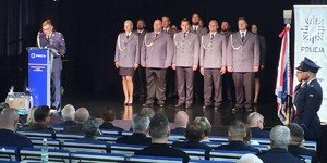 policjanci na uroczystych obchodach świeta policji w sali