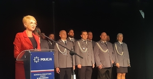 policjanci na uroczystych obchodach świeta policji w sali
