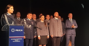 policjanci na uroczystych obchodach świeta policji w sali