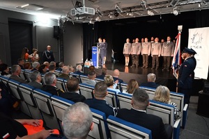 policjanci na uroczystych obchodach świeta policji w sali