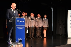 policjanci na uroczystych obchodach świeta policji w sali