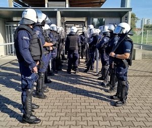 umundurowani policjanci na stadionie