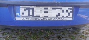 zamazana tablica rejestracyjna