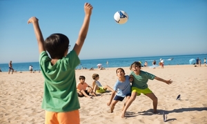 grajace w siatkówke dzieci na plaży