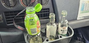 Trzy butelki po napojach w uchwycie