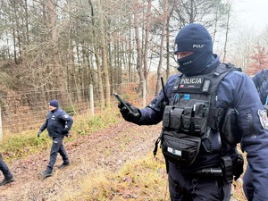 Działania służb mundurowych w terenie leśnym