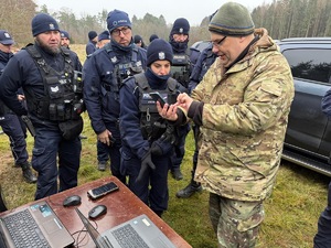 Działania służb mundurowych w terenie leśnym